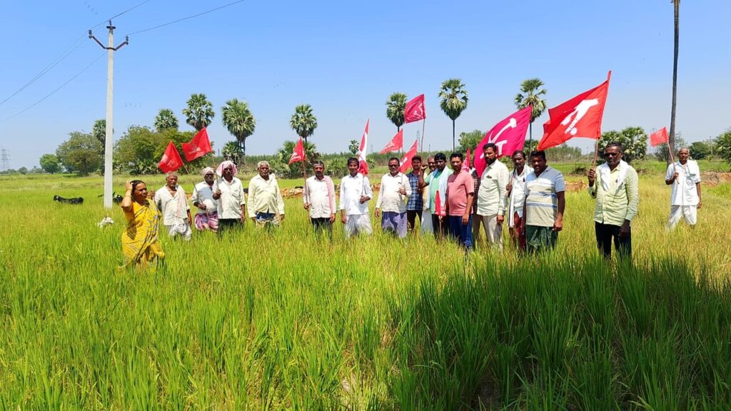 ఎండిన పొలాలకు నష్ట పరిహారం అందించాలి