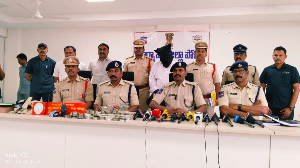 నకిలీ DSP నీ అరెస్ట్ చేసిన సూర్యాపేట పట్టణ పోలీసు.