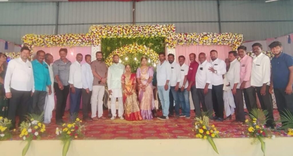 నూతన వధూవరులను ఆశీర్వదించిన కాంగ్రెస్ పార్టీ మండల అధ్యక్షులు