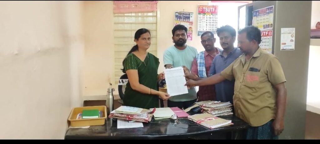 మల్టీపర్పస్ వర్కర్స్ ఐదు నెలల వేతనాలు ఇవ్వాలని సీనియర్ అసిస్టెంట్ కు వినతిపత్రం 
