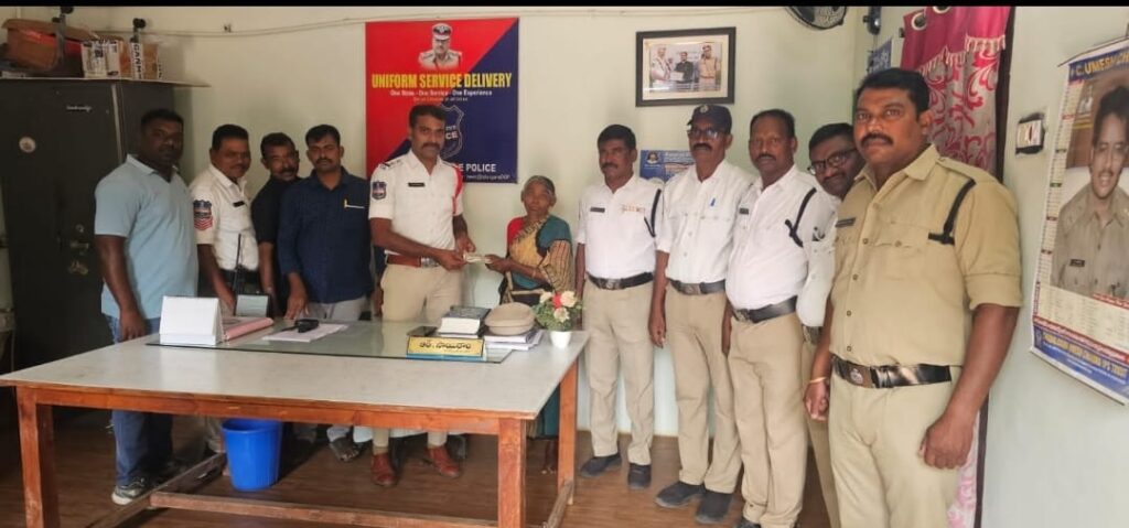 మానవత్వం చాటిన ట్రాఫిక్ పోలీస్ సిబ్బంది