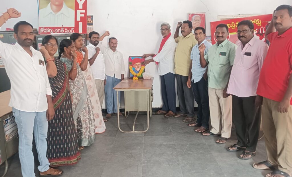 మహాత్మ జ్యోతిరావు పూలే ఆశయ సాధనకు కృషి చేయాలి