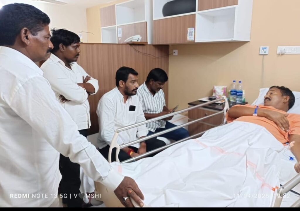 మాజీ జెడ్పిటిసిని పరామర్శించిన మండల కాంగ్రెస్ పార్టీ అధ్యక్షులు