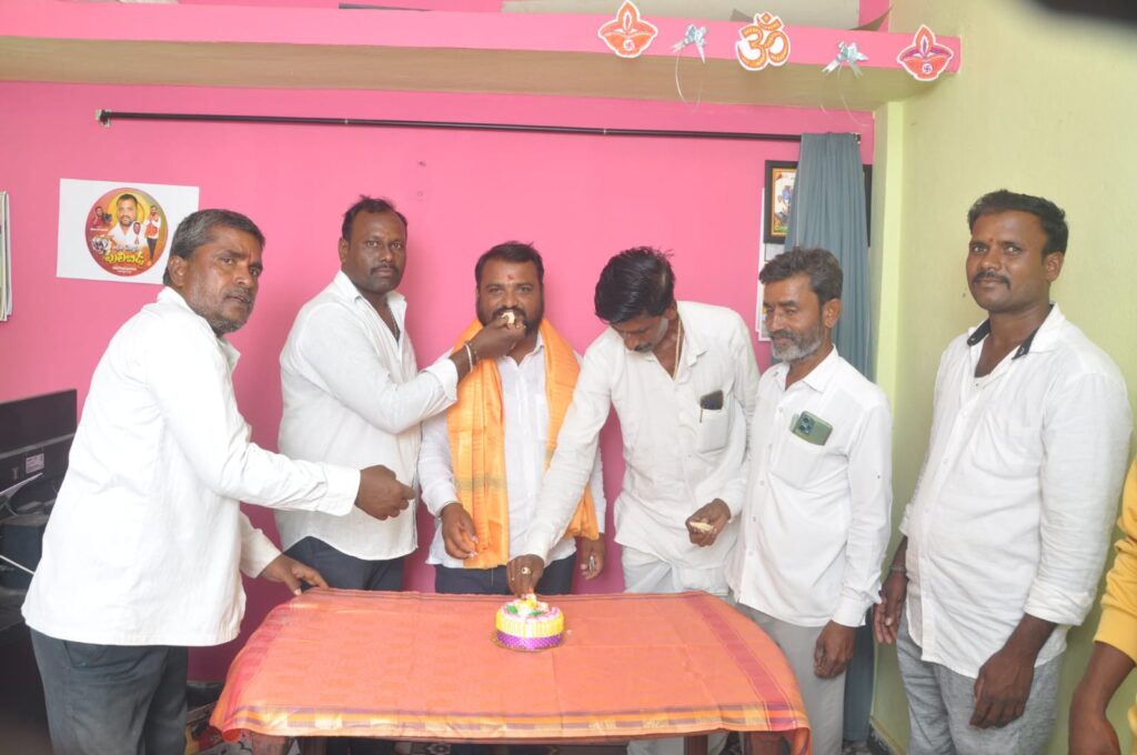 మల్గి మాజీ సర్పంచ్ ఘనంగా జన్మదిన దిన వేడుకలు