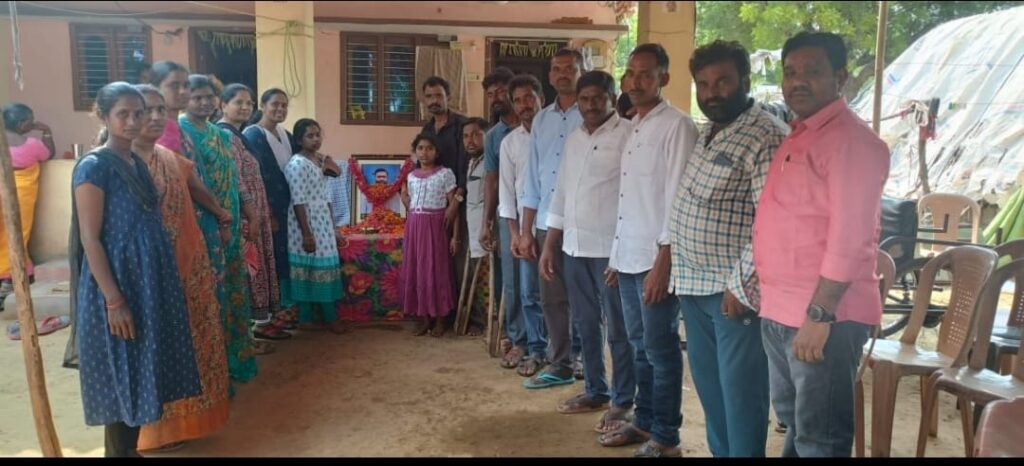 అనంతరం హైస్కూల్లో 2002 2003 బ్యాచ్ వాళ్లు ఆర్థిక సాయం అందజేత