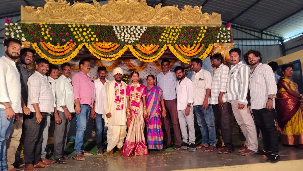 నూతన వధూవరులకు ఆశీర్వాదం