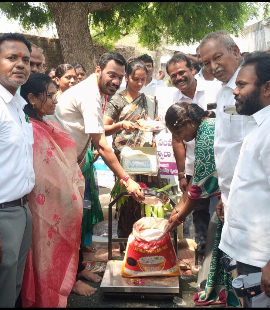 అధికారులు నాయకులు సమక్షంలో సన్నబియ్యం పంపిణి 