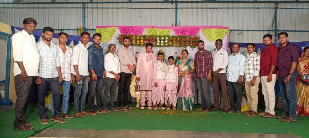 నూతన ధోవతి వస్త్రాలంకరణలో పాల్గొన్న కాంగ్రెస్ మండల అధ్యవ్క్షు డు కీసర సంతోష్ రెడ్డి