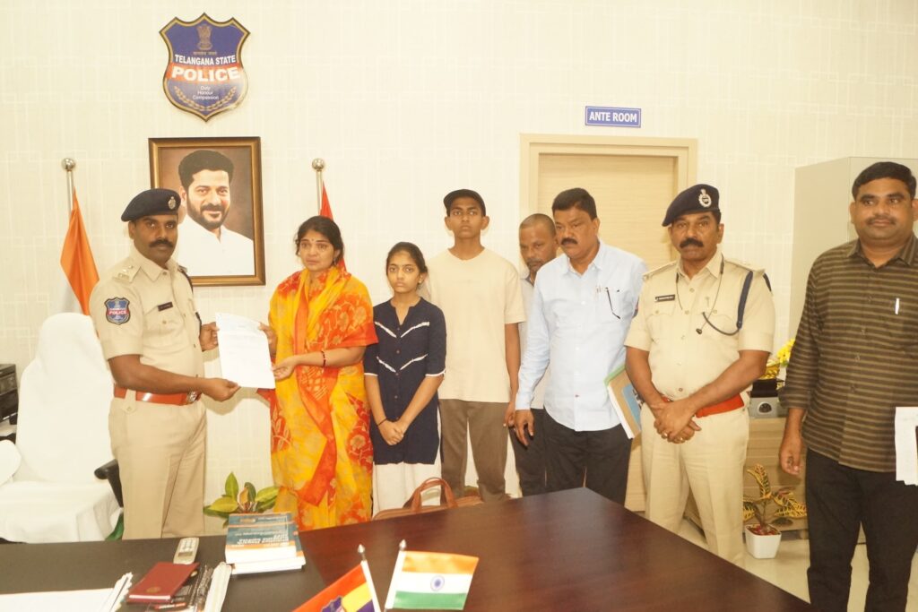 పోలీసు కుటుంబానికి ఆర్థిక చేయూత