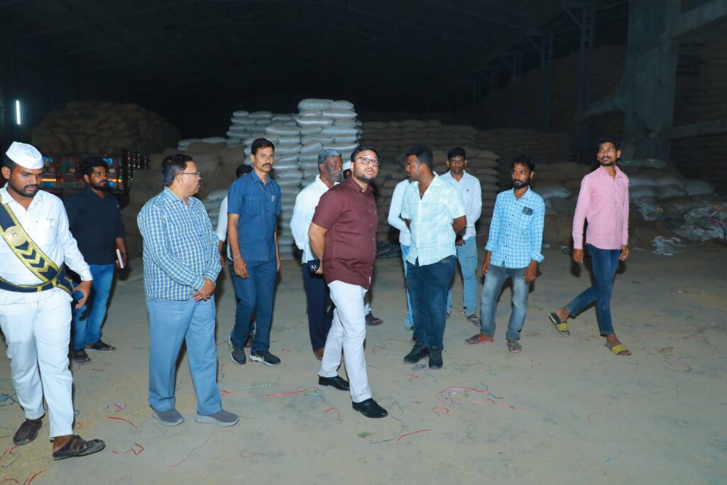 ధాన్యం కొనుగోలు కేంద్రాన్ని పరిశీలించిన కలెక్టర్