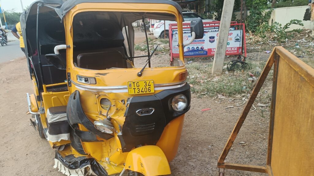 ఆటో ద్విచక్ర వాహనం డీ ఇద్దరికీ గాయాలు