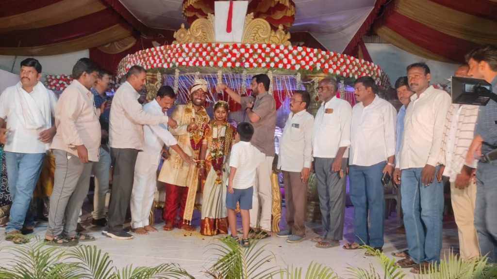వివాహ  శుభకార్యం లో పాల్గొన్న కాంగ్రెస్ పార్టీ మండల అధ్యక్షుడు