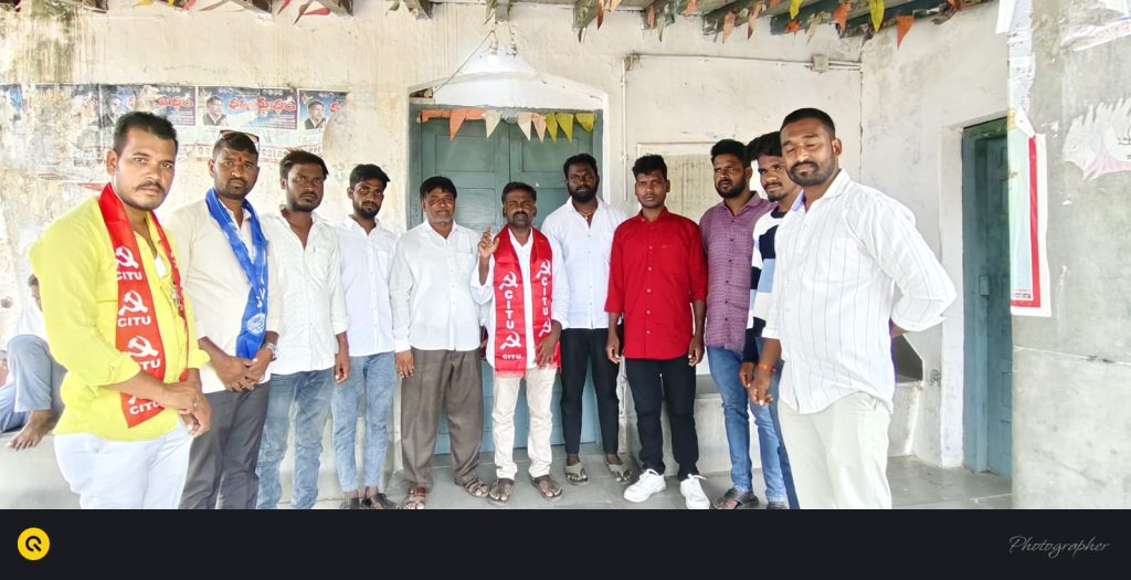 తాండూరు డిఎస్పి కార్యాలయం ముందు పెద్ద ఎత్తున ధర్నా 
