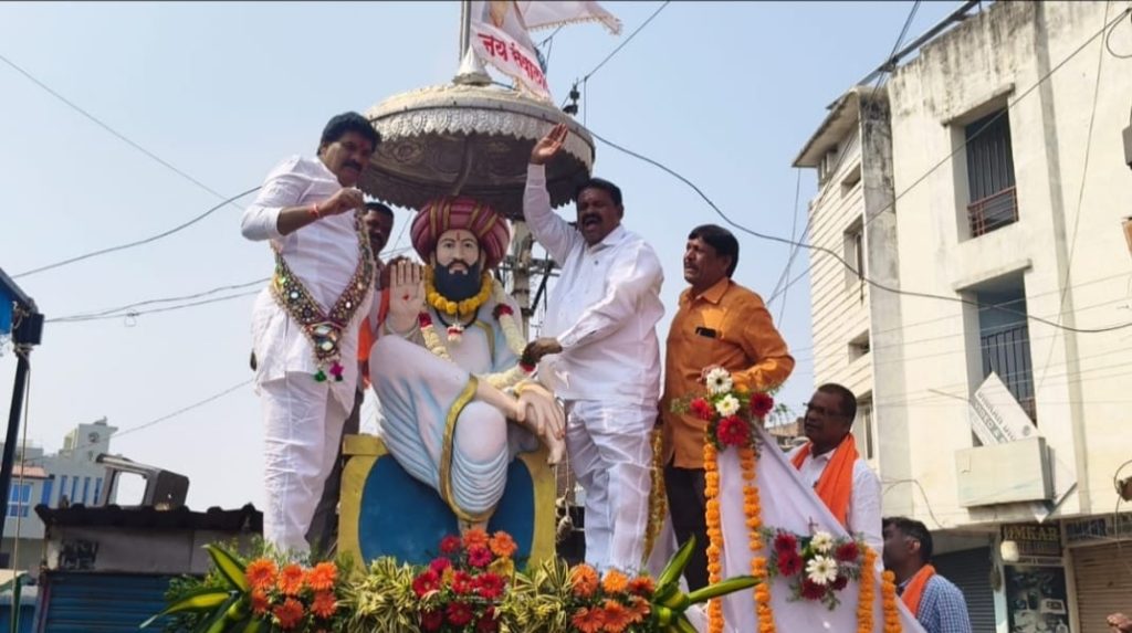 సేవాలాల్ జయంతిని ప్రభుత్వ సేలవు దినంగా ప్రకటించాలి.