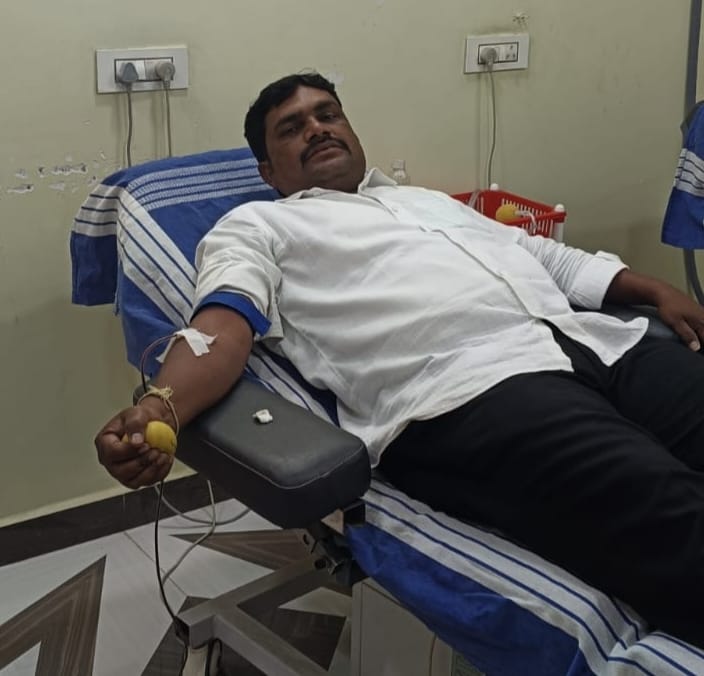 గర్భిణికి రక్తదానం చేసిన రాజు పటేల్ 