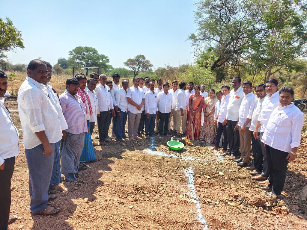 మహిళా సంఘం భవన నిర్మాణానికి భూమి పూజ సర్పంచ్ కీర్తన ప్రభాకర్ *