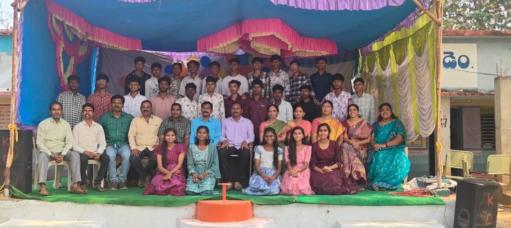 హైస్కూల్లో ఘనంగా ఫేర్వెల్ పార్టీ 