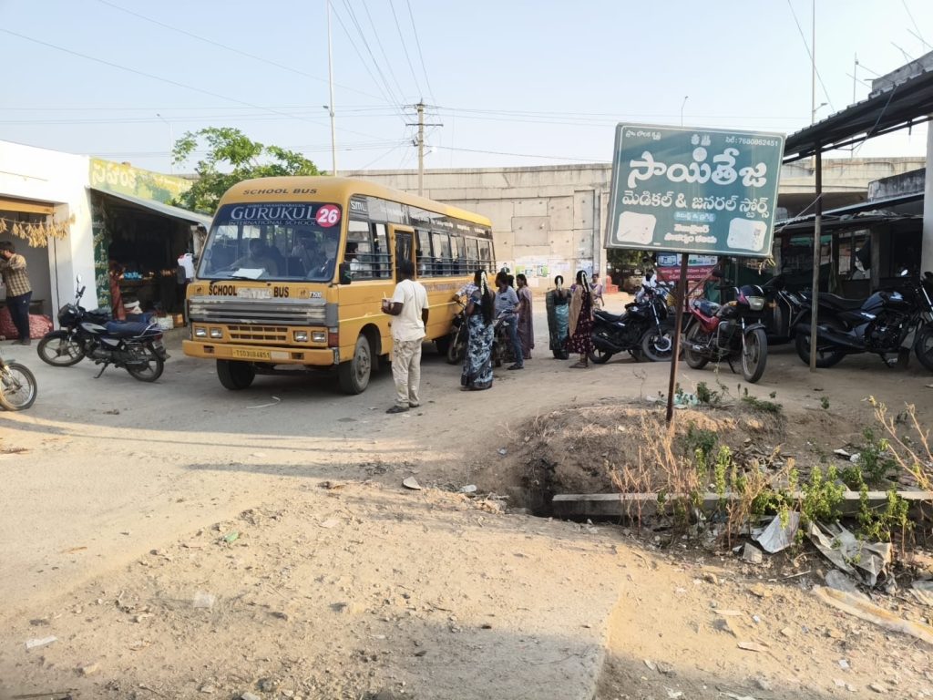 50 మీటర్లు రోడ్డు మాయం పది మీటర్లు రోడ్డు ప్రత్యక్షం