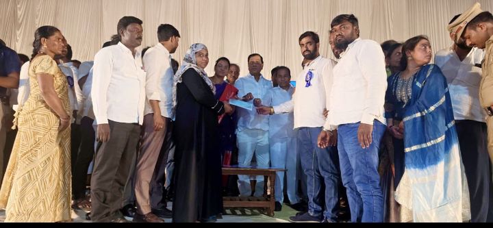 కళ్యాణ లక్ష్మి షాదీ ముబారక్ చెక్కులు పంపిణీ