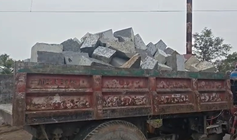 ఓవర్‌లోడ్ ట్రాక్టర్లు, లారీలు 