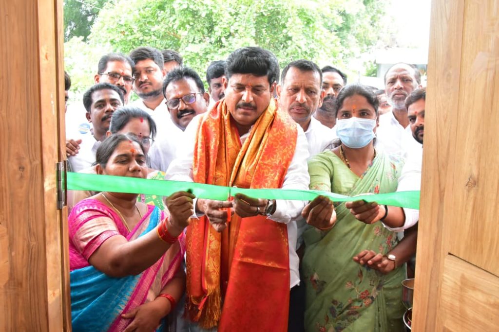 ఇందిరమ్మ ఇళ్ల ప్రారంభించిన ఎమ్మెల్యే మనోహర్ రెడ్డి